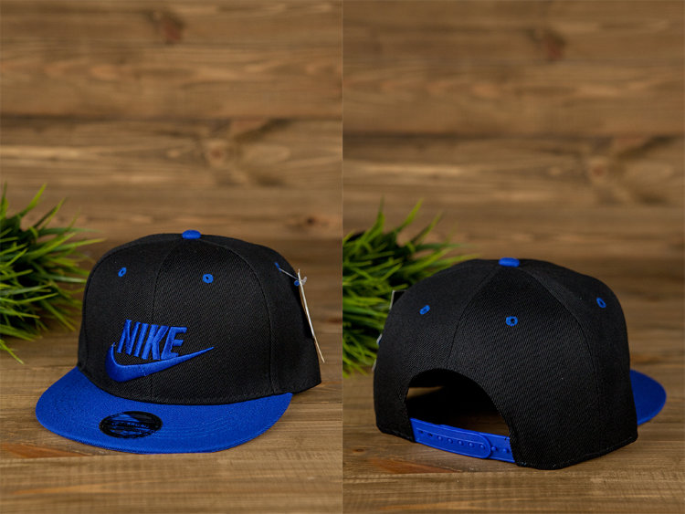 Кепка Nike черная, синий козырек