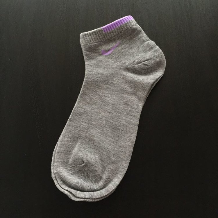 Носки nike серые, фиолетовый значок